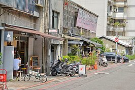 寧靜的小巷內，看不出任何特別的地方，但路旁的小招牌issyoni、ni，讓人發現有間小店。（好房News記者 陳韋帆／攝影）