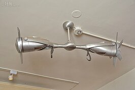 天花板上掛著十分特殊的電風扇，充分表現出混搭風的設計感。老闆打趣著說，電風扇主要是裝飾，因為只有左右兩邊能轉，中間並不能動，所以店內溫度還是靠冷氣控制。（好房News記者 陳韋帆／攝影）