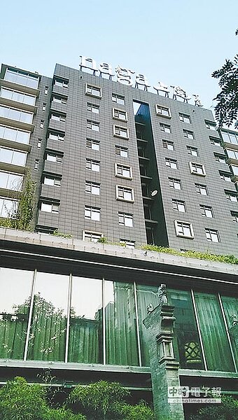 
　豪宅曝光　　←房祖名位於北京市東城區簋街精華地段的上億人民幣豪宅，是成龍送給他的28歲生日禮。（藍孝威攝）
 