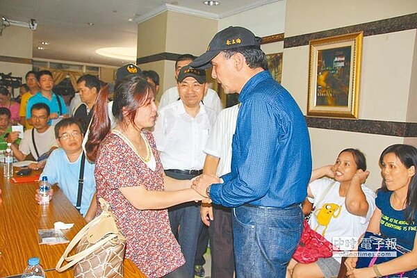 新店氣爆,新北市長朱立倫16日下午6時許抵達現場慰問受災戶。(記者葉書宏/攝影)