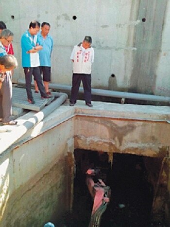 學甲排水系統箱涵遭質疑施工不良,昨天下午會勘。(截取自聯合新聞網)