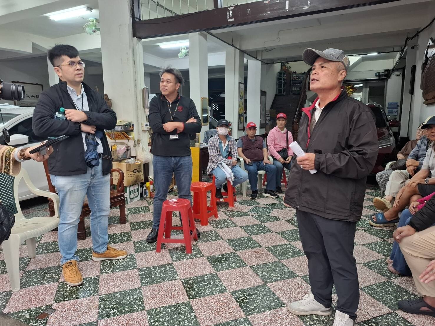 建管處人員到場會勘,協助居民與寶雅代表協調。圖:吳詠平攝