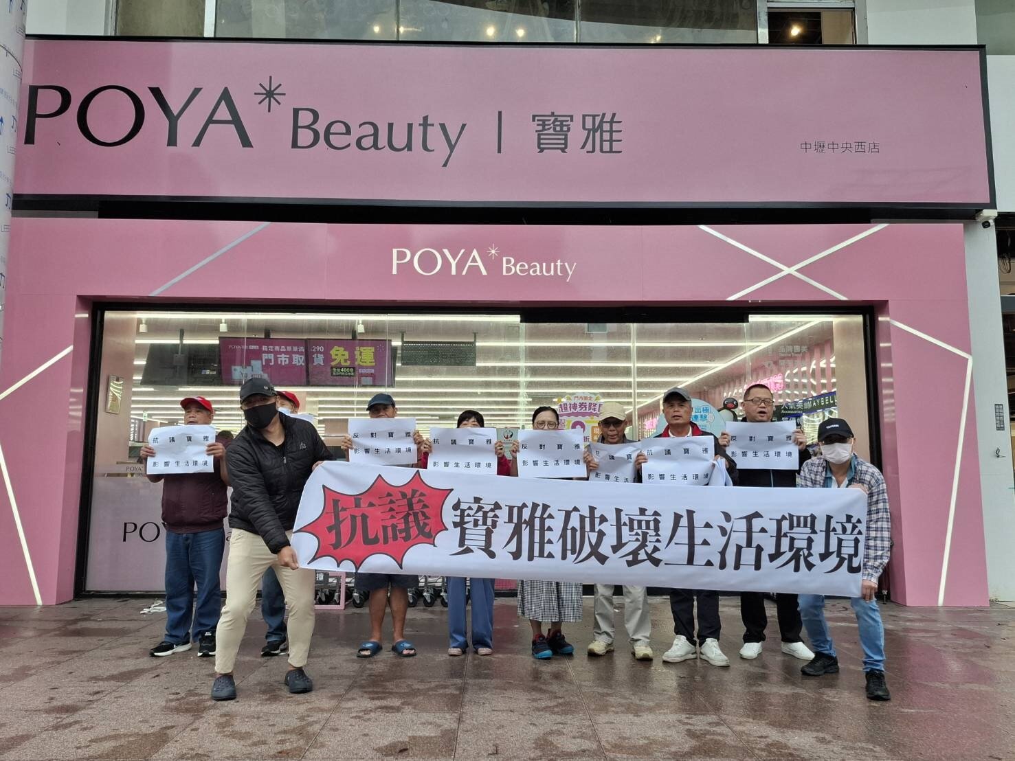 寶雅中壢中央西店在店後方裝了19台冷氣,排出的熱氣讓後面巷弄整個夏季炎熱不堪,引發附近住戶怒火。圖:吳詠平攝