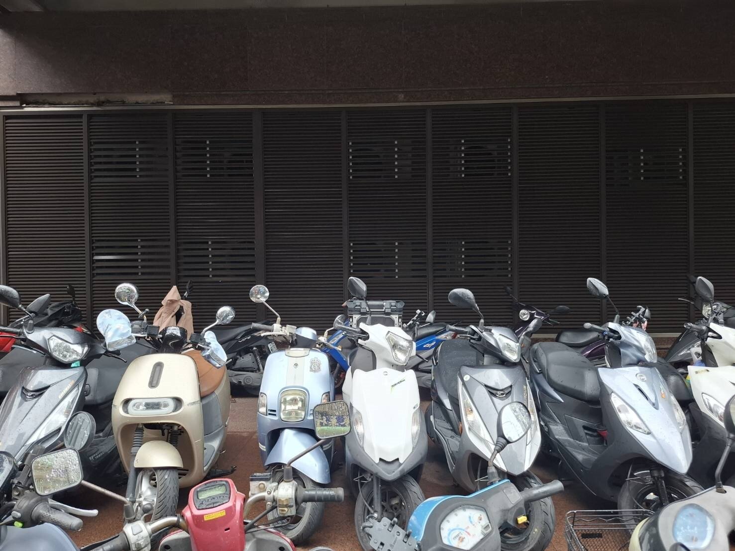 寶雅裝上格柵遮住冷氣改變排風方向,但向下的排風效果不彰。圖:吳詠平攝