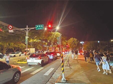 桃園市大園區新開幕的「璟都好夜市」10月11日盛大開幕,吸引破百家攤販聚集,但該地主未依規定向桃園市政府經發局提出申請,不僅造成周邊交通大亂,營運至目前僅3日,大園警分局已取締115件違規停車。(廖姮玥攝)