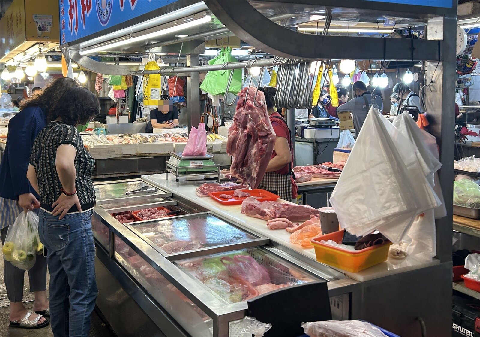 台中黎明黃昏市場的豬肉攤,昨天傍晚未受非洲豬瘟來襲影響,仍有民眾前往採購。記者趙容萱/攝影