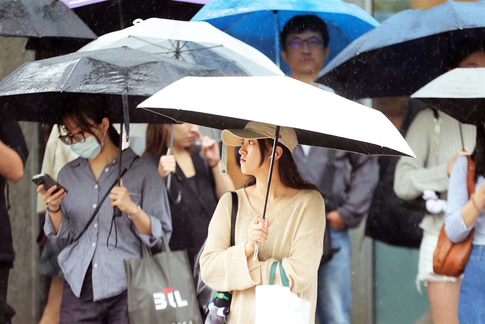 今天東北季風影響，水氣偏多，基隆北海岸、宜蘭地區及新竹以北山區有明顯陣雨，並有局部豪雨發生的機率，桃園以北及花蓮地區有短暫陣雨，並有局部大雨發生的機率。本報資料照片 
