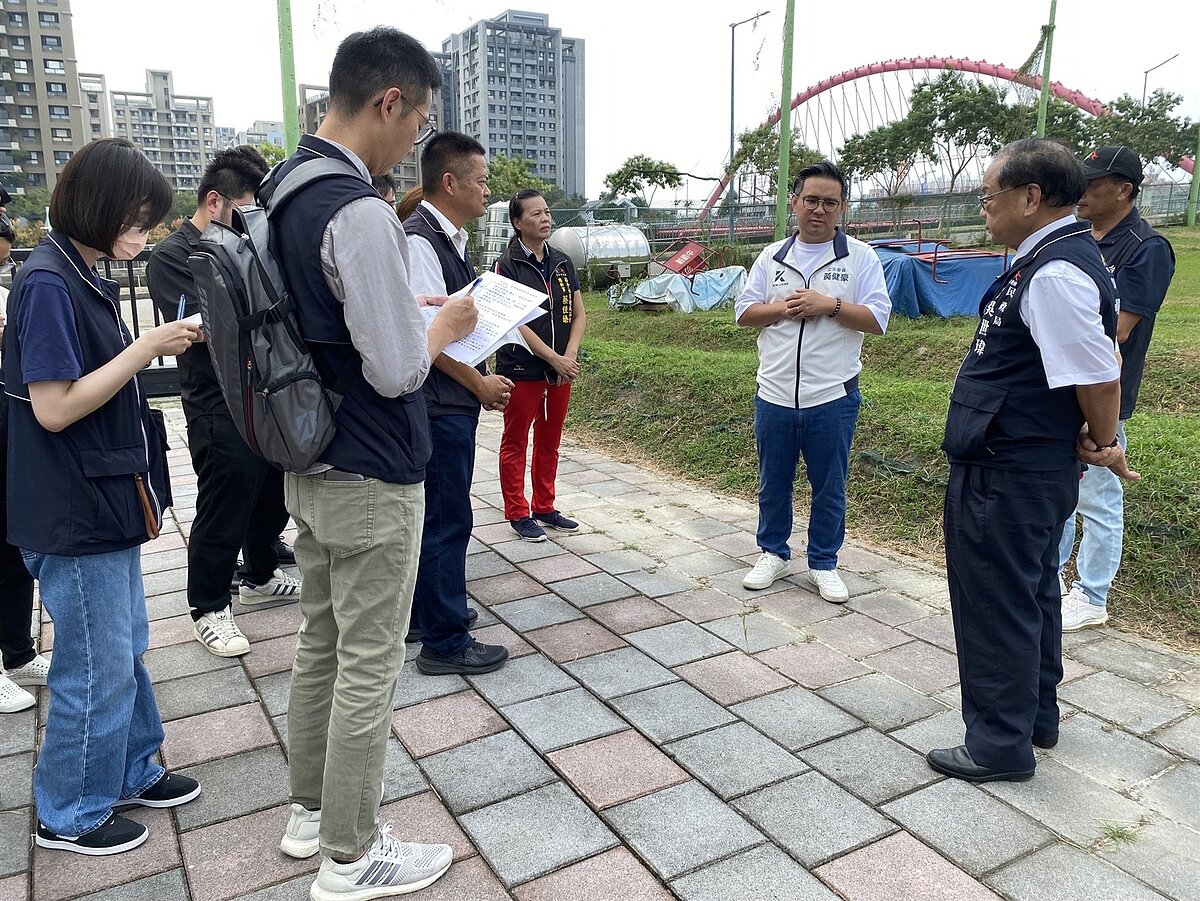 立委黃健豪(中)前往廍子里市民活動中心用地會勘。圖/台中市政府提供