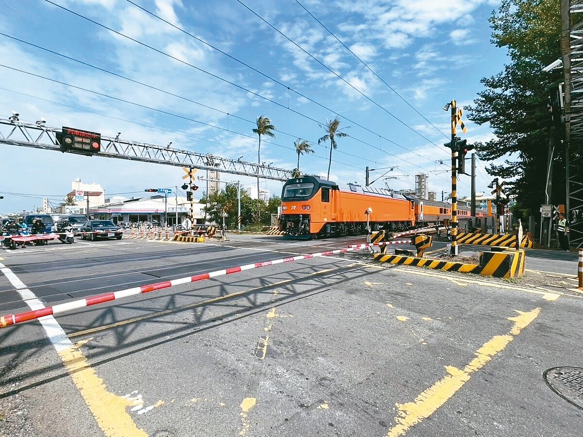 台南仁德鐵路立體化可行性研究案昨經市議會通過,可望改善兩大瓶頸,其中仁德中正路一段平交道因靠近仁德車站,列車經過常造成交通回堵。圖/市議員郭鴻儀提供