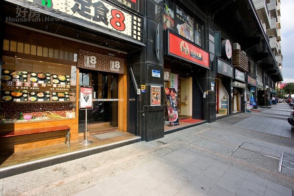 光明商圈聚集了竹北地區許多美食店家及購物商場。（業者提供）