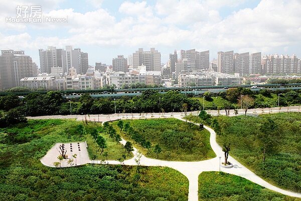 不僅擁有雙學區,開窗就有大片綠地景觀,家庭生活更加愜意。(業者提供)