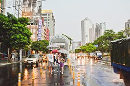 BRT開始試乘，但站口置於馬路間，但人車之間僅靠分隔稈分隔，不像台北的公車專用道的車站，確實人車分離，感覺站在站口有點危險。