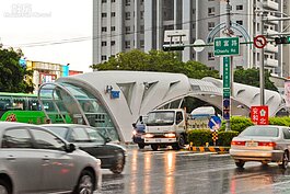 BRT車站是經過首善之區，不僅有相當的人潮，也有相當大的車潮，感覺BRT車站實在太小了。