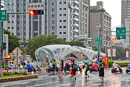 BRT的乘客有人行道可以通過，也有交警維持交通，總覺得人車分隔並不是非常確實，民眾仍需穿越摩托車以及巴士混雜的路口，感覺要進BRT車站讓人心驚驚。