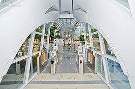 BRT特殊設計的站體非常優美，但出口與入口的動線設計會讓民眾分不清楚，引道沒有清楚標示。