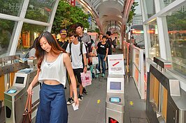 台灣乘客十分守規矩，儘管乘車卡感應不良也不會有人偷跑，照樣規矩排隊等刷卡出站。