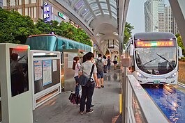 ＂快捷＂巴士進站。