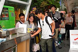 BRT為多卡合一，悠遊卡、一卡通、臺灣通、ETC卡都可使用，感應不良時有義工協助。