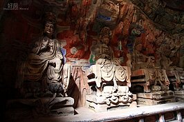 位於洞穴中的佛像，只要是陽光沒有照到的地方，色彩依舊保存良好。