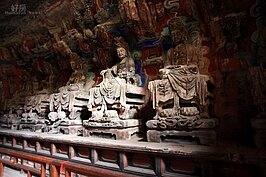 每一尊佛像皆是法相莊嚴，令人肅然起敬。