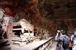 洞穴中不僅兩側有石刻佛像，若抬頭往天花板看，也可看到不少精湛的石刻作品。