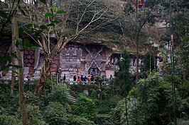 巨大的石刻群，難以靠近一眼就看完。在工匠師的巧妙安排下，到此參訪的人必須在山谷對面才能一覽全貌。