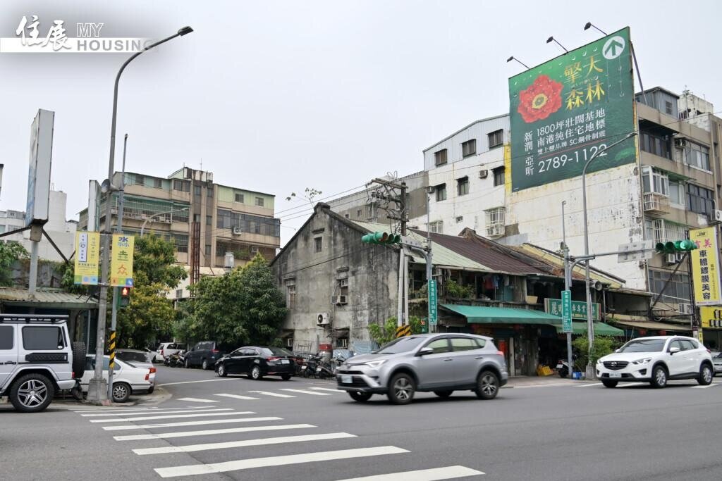 屋齡逾30年的老舊建物密集,水電與排水系統多需更新,為「老宅延壽機能復新計畫」主要補助改善對象。