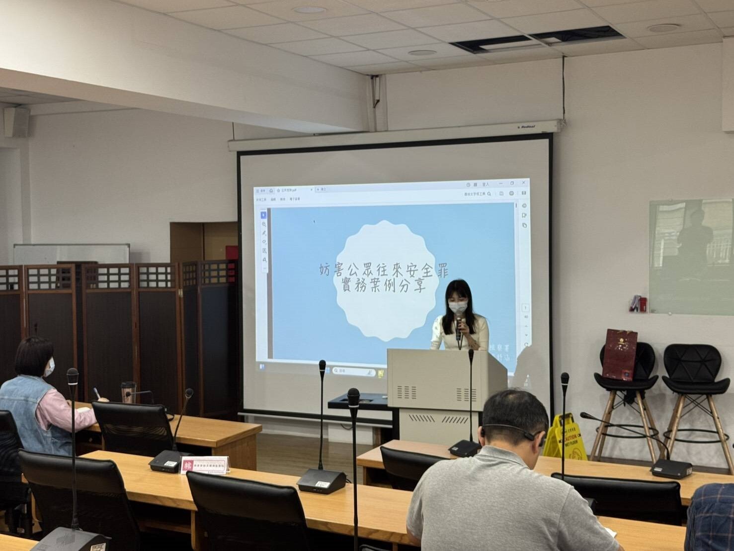 桃園地方檢察署檢察官楊舒涵授課，深入解析《刑法》中交通安全相關條文與飆車案件的證據要件，協助第一線人員精準蒐證、依法執法。圖：環保局提供