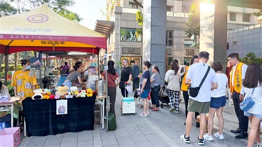 永慶房屋協助板橋浮洲合宜住宅A2區中秋活動,贊助活動帳篷讓居民享受市集與烤肉活動。圖/BigMedia鉅聞天下