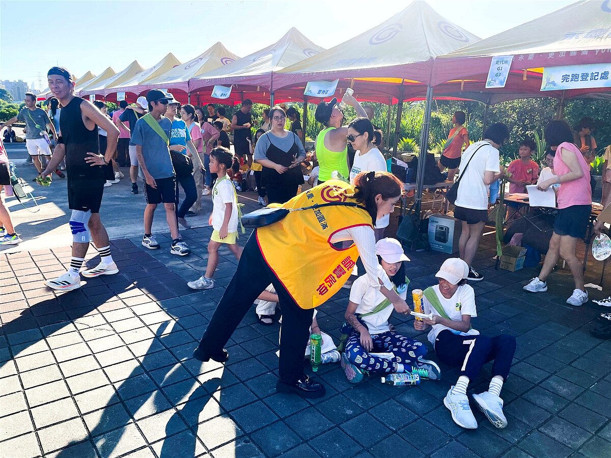 永慶房屋在現場發送扇子、面紙及瓶裝水，避免學生有中暑情況發生。圖／BigMedia鉅聞天下