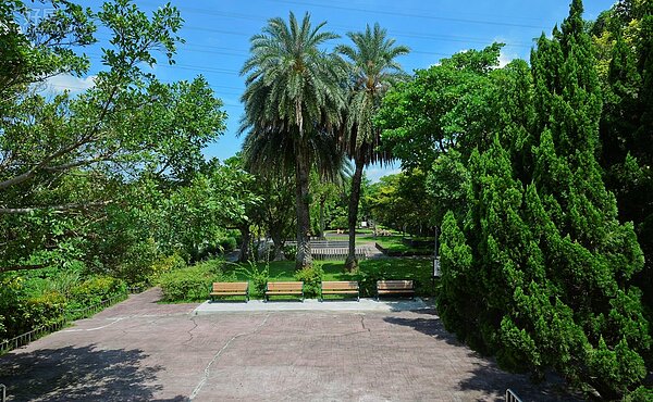 漂亮的公園環繞翠綠的花草樹木,根本無法想像裡面有隱藏的瓦斯槽。(好房News記者 陳韋帆/攝影)