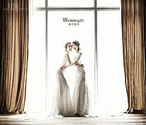 雙胞胎藝人依依佩佩在今年六月結婚前拍攝演藝圈史上出現兩位新娘的婚紗照，事實上開婚紗店一直都是妹妹佩佩的夢想。（Wedding21韓式婚紗提供）