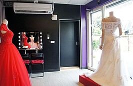 由於為一樓店面、加上採用大面落地窗設計，因此店內採光效果非常棒，大門入口處為Model展示與梳妝台。