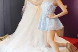 開婚紗店一直是佩佩的夢想，並選擇韓式婚紗創業，挑選禮服包括馬甲版型、材質選用到顏色等細節都十分講究。
