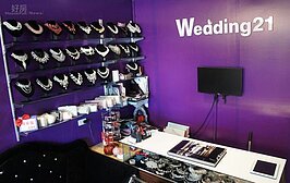 店內走到底櫃台旁牆架上擺著滿滿各種水鑽頸鍊與晚宴包。