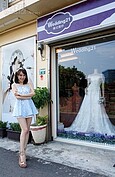 佩佩去年成立自「Wedding21」韓式婚紗店，位於距離桃園火車站後站約5分鐘路程，周遭環境單純且清幽。