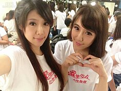 依依（左）與佩佩之前特別參加高雄賑災晚會。