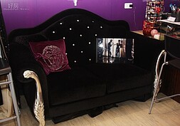 宮廷風黑色沙發是店內唯一可以歇腳的地方，佩佩表示未來將擴大店面營業。
