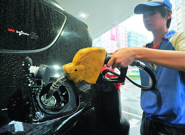 下周油價預計止跌回漲，各式汽油每公升調漲2角、柴油1角，發油量最大的95無鉛汽油每公升回到34.2元。 報系資料照