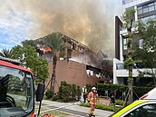 畫面曝光！新北央北重劃區樣品屋起火　黑煙直竄