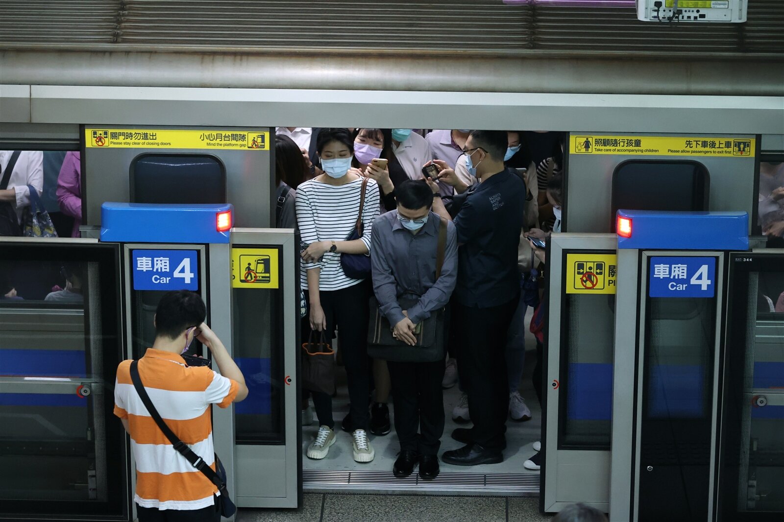 捷運板南線尖峰時段常湧入大量旅客,台北捷運今宣布下月起平日上午尖峰時段提前開始加密班距。本報資料照片