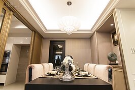 間接照明是現在裝潢的主流。若是預算有限，掛一盞水晶主燈將會讓餐廳更有氣氛。