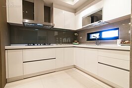 雖然開放空間廚房是許多屋主喜歡的設計，但畢竟傳統料理油煙多，因此獨立一間的廚房還是比較適合的設計。L型的流理台可以讓兩人一起烹煮，如母親與女兒，更可促進親子關係。