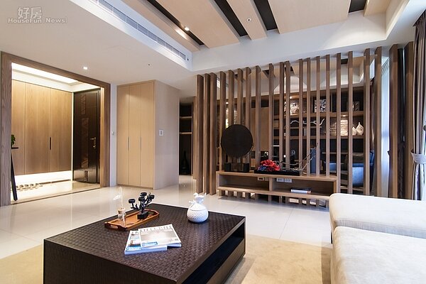 客廳與書房之間採穿透式木柵欄設計,一方面可讓客廳的人毫無阻攔的與書房使用者說話聊天,另外一方面則可增加視野穿透感覺,讓客廳顯得更為寬大。