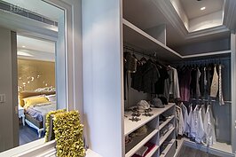 豪宅有的就是空間，因此大都會設計一間專屬更衣室。