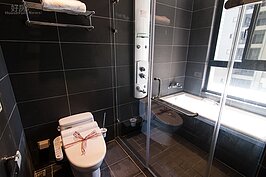 不想洗個澡就將整間浴室弄的濕答答，乾濕分離是最好的選擇。要提昇廁所質感，免治馬桶成為加分的設施之一。