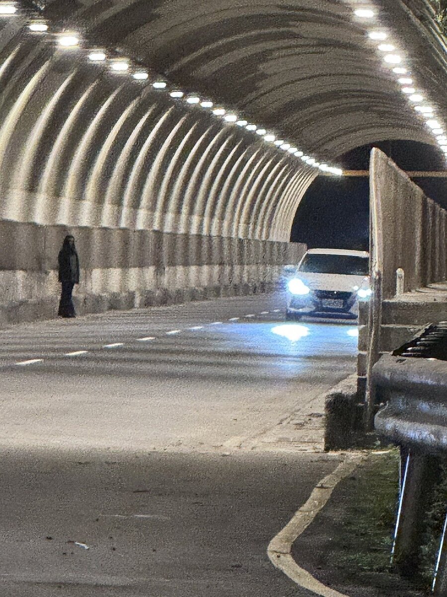 賴姓男子日前開車行經基隆市中山隧道時看到有如「長髮女鬼」畫面,引發「裝鬼嚇人」質疑。圖/賴姓男子提供