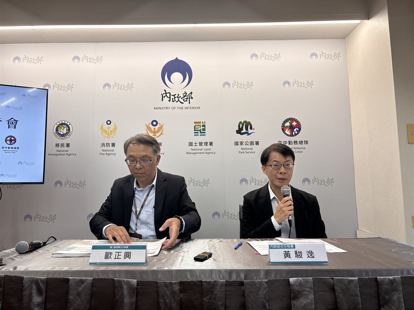 內政部今部務會報安排國土管理署報告「老宅延壽機能復新計畫規畫情形」,內政部主秘黃駿逸(右)主持會後記者會。記者張曼蘋/攝影