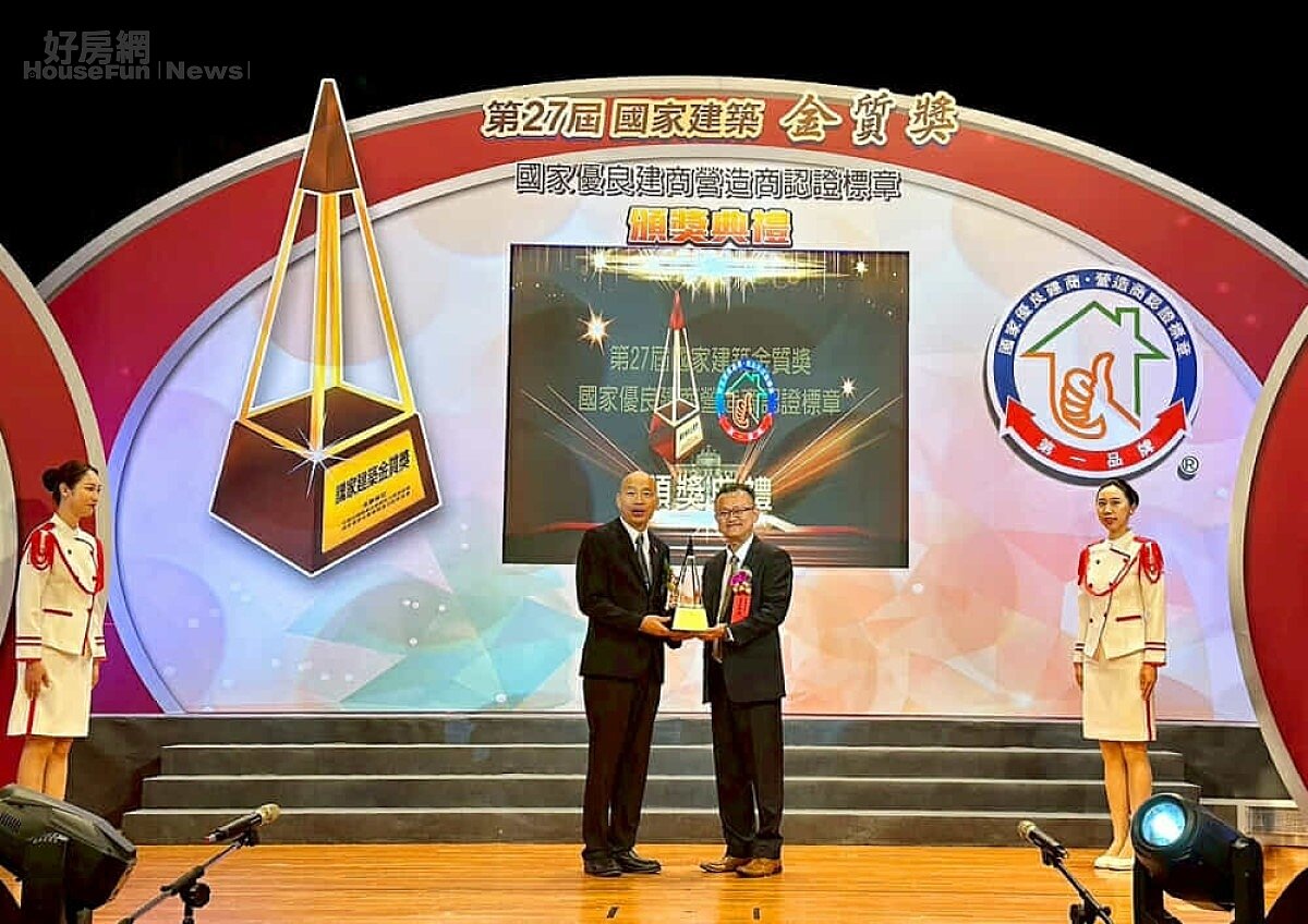 智慧綠建築「富品南京」成共好起點 富品建設獲金質獎雙肯定 ▼富品建設「富品.南京」獲第27屆國家建築金質獎—規劃設計類/危老重建組,金質獎與全國首獎雙重肯定。