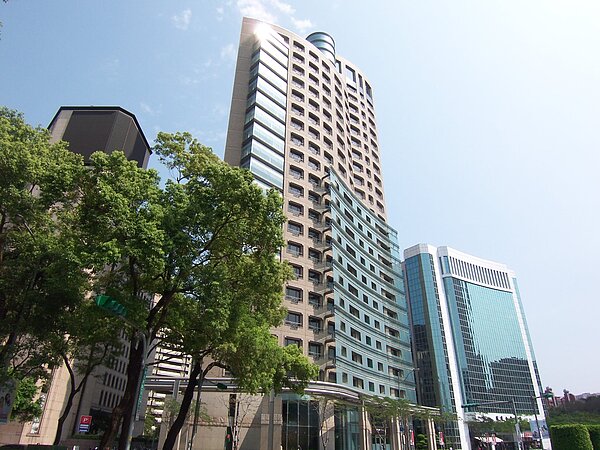 位於大安區的潤泰敦仁是全國首個取得耐震標章之建築,採阻尼器吸收地震能量。(圖/資料中心)